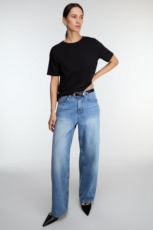 30" LENGTH LIGHT WASH CURVED LEG JEAN