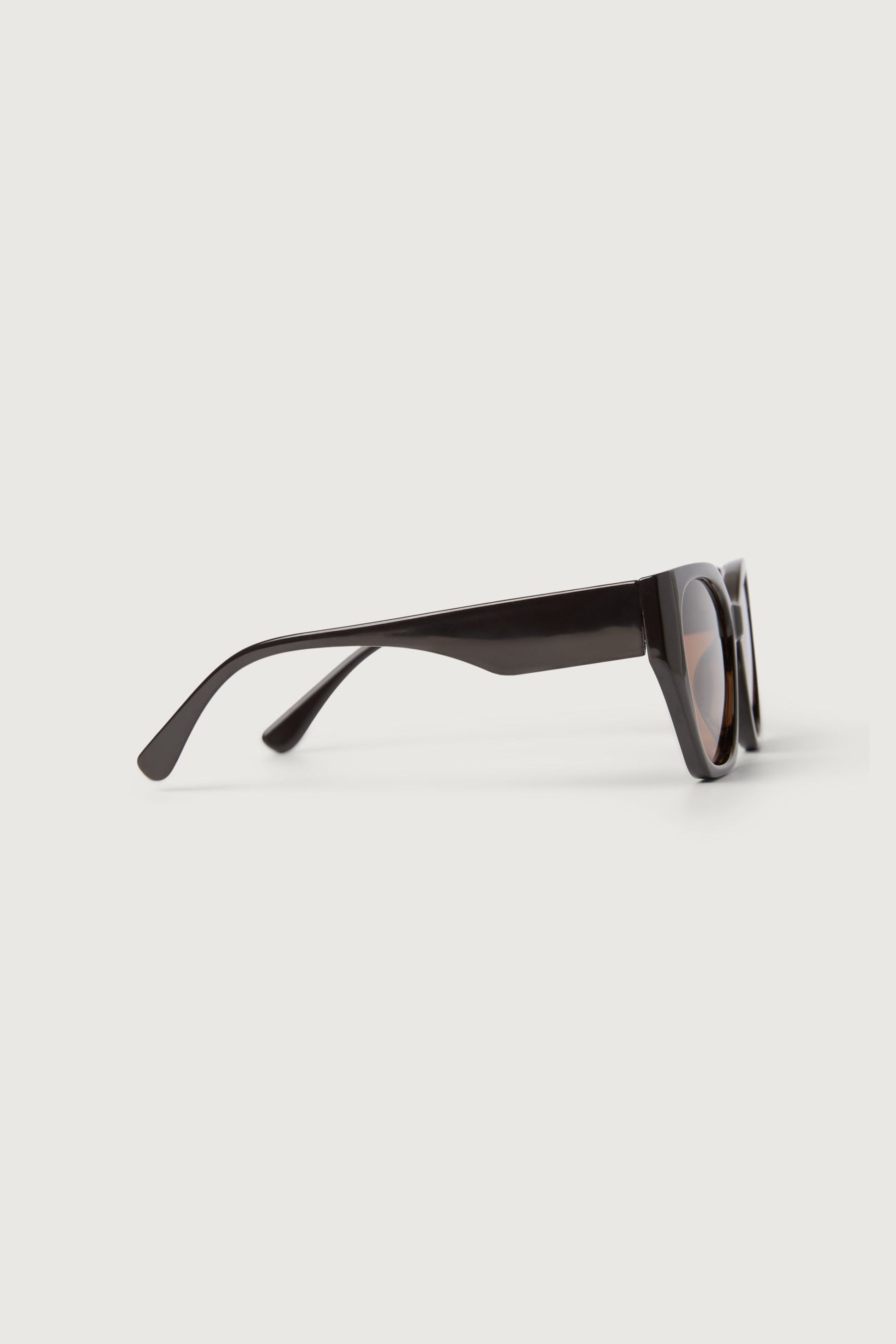 LARGE CAT EYE SUNGLASSES