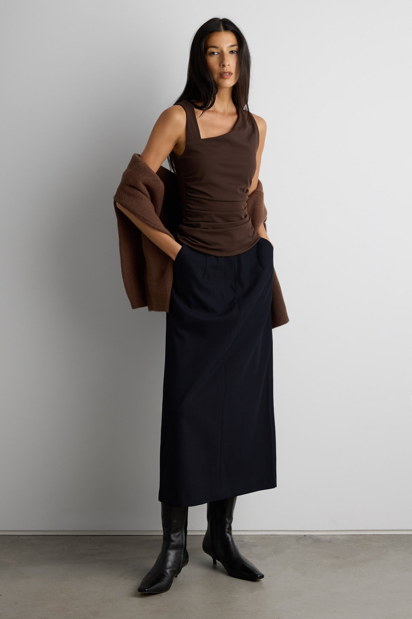 ASYMMETRICAL NECKLINE CROPPED TOP