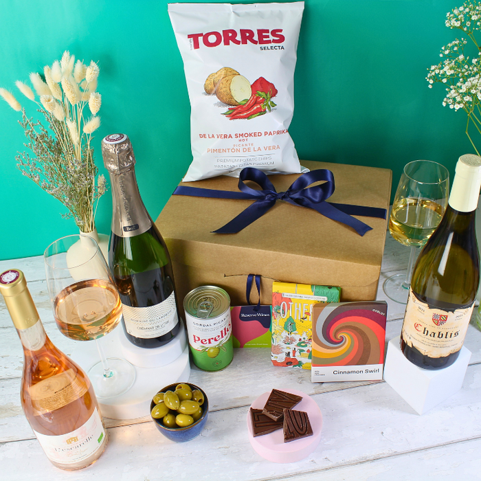 The Elegant Feast Hamper – Fine Wine, Nibbles & Chocolate